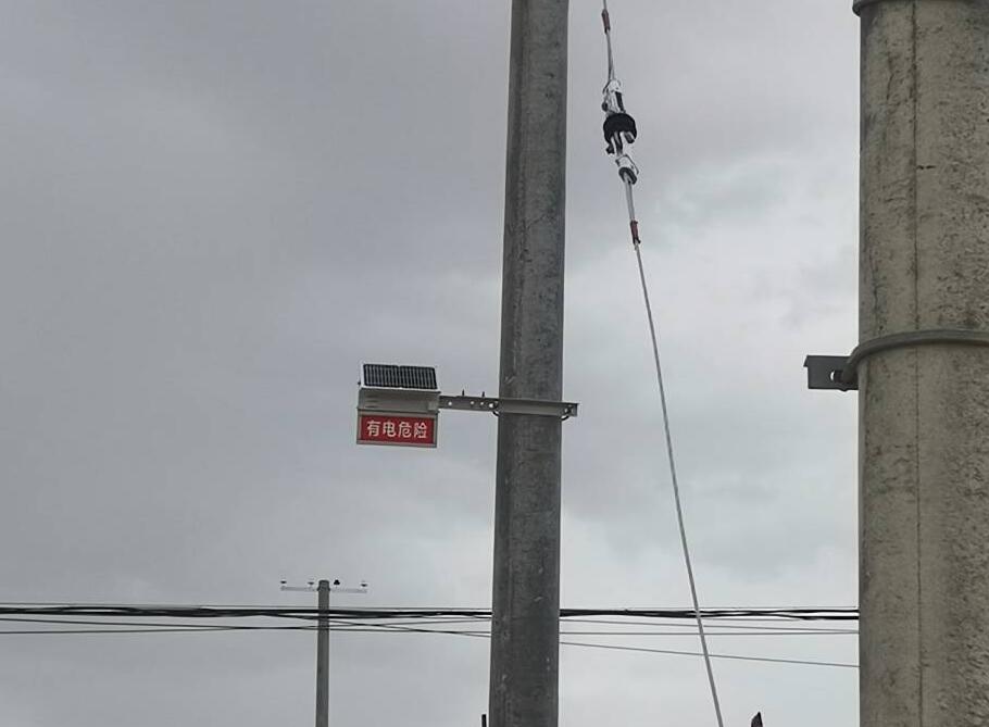 甘肅電力安裝防外破警示牌，為電力防護(hù)增添“保護(hù)傘”
